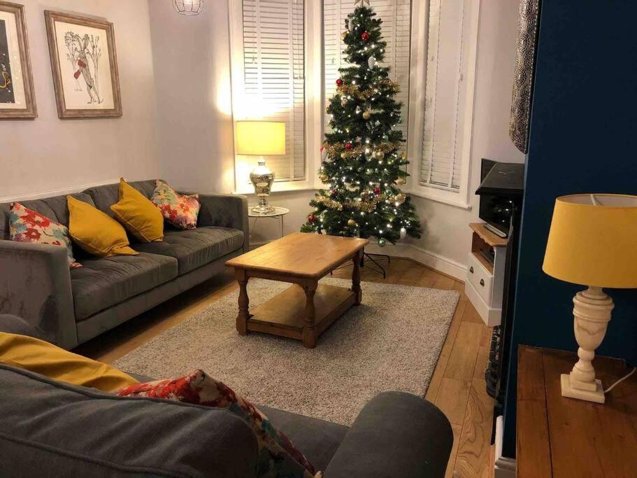 Gloucester Rd 2 Mins Away - Fab, New, Trendy House بريستول المظهر الخارجي الصورة