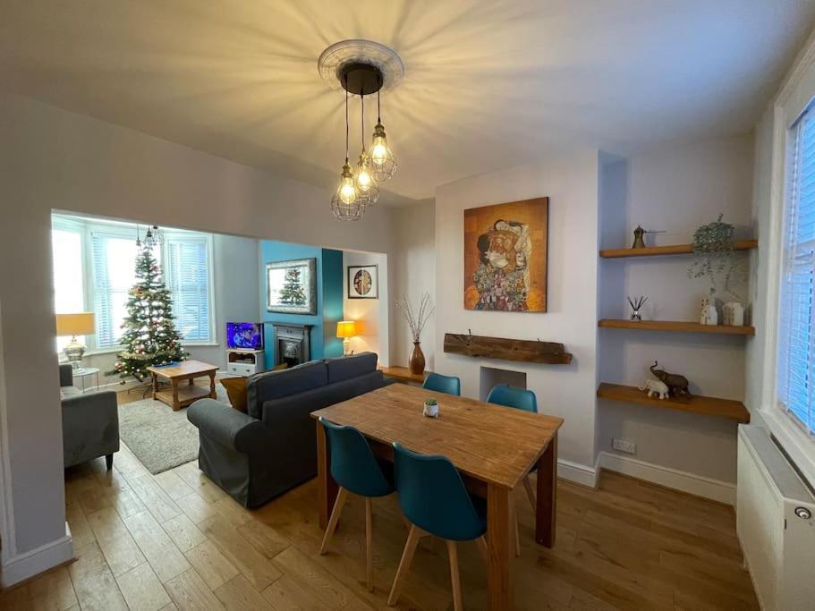 Gloucester Rd 2 Mins Away - Fab, New, Trendy House بريستول المظهر الخارجي الصورة